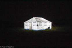Das Aufenthaltszelt - mitten in der Nacht. Eigenltich wollte ich ja den Sternenhimmel fotografieren....aber ohne Stativ....